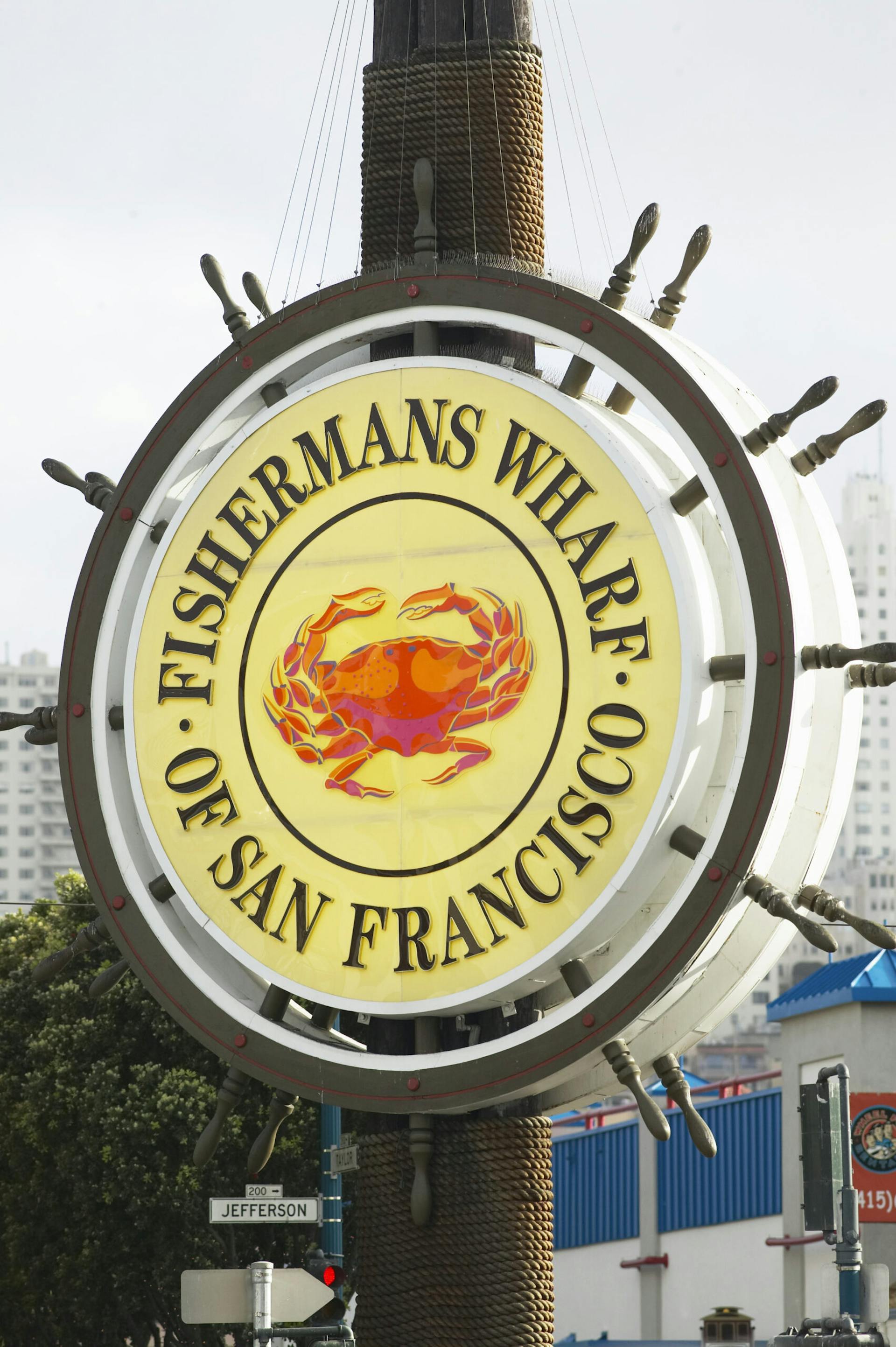 Ruorin muotoinen kyltti, jossa lukee Fishermans Wharf Of San Fransisco
