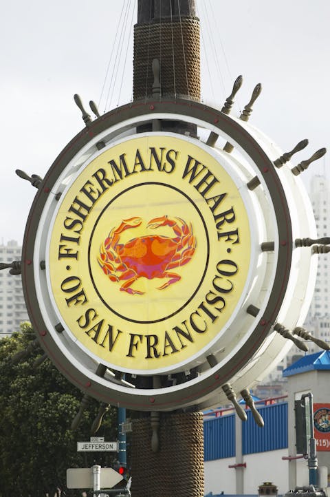 Ruorin muotoinen kyltti, jossa lukee Fishermans Wharf Of San Fransisco