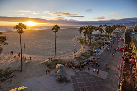 Venice beach auringonlaskunaikaan