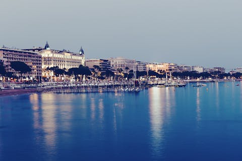Näkymässä Cannes illalla. Näkymässä rakennuksia ja vesistöä