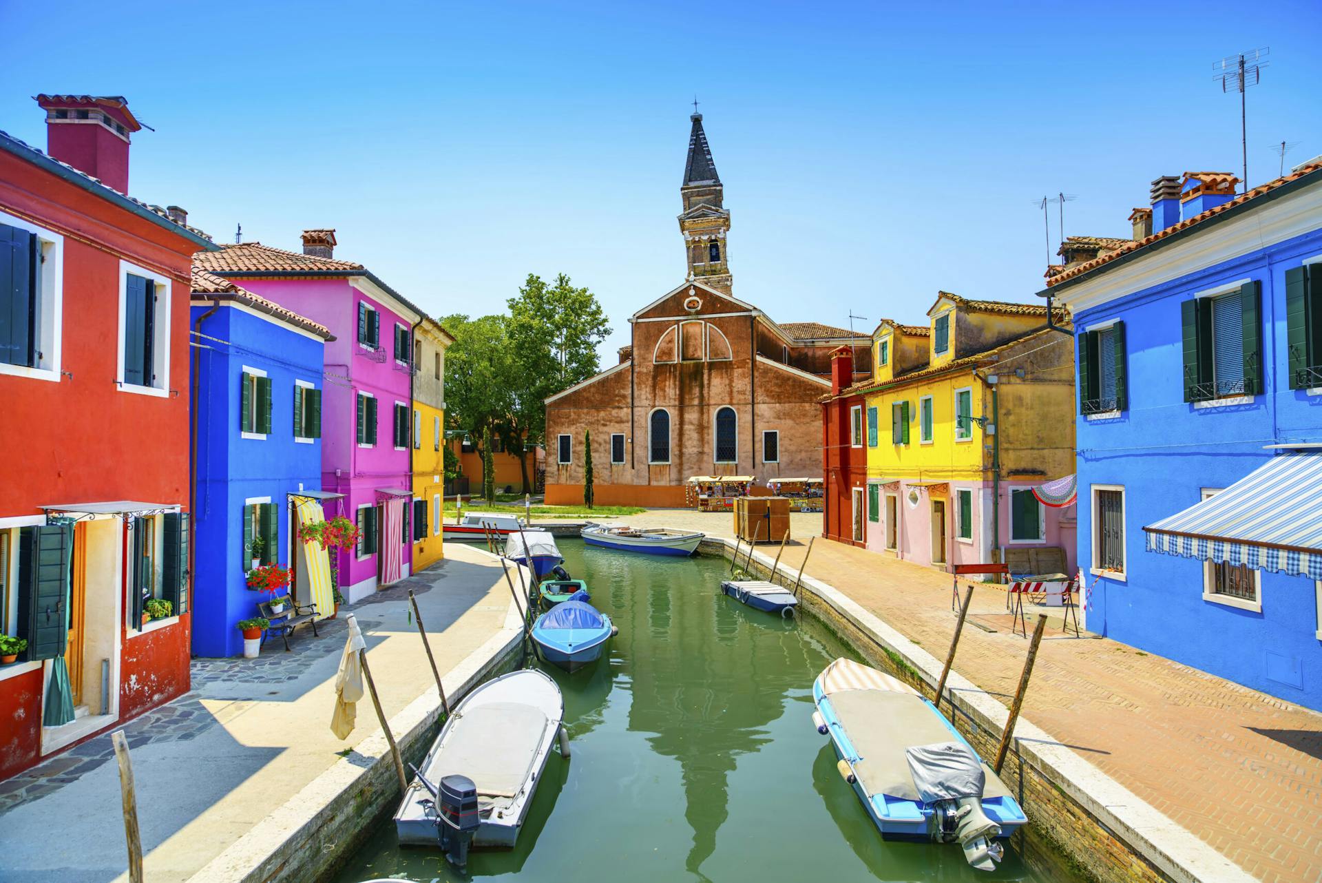 Näkymää Venetsiasta, jossa näkyy katolinen kirkko Church of Saint Martin Bishop sekä värikkäutä taloja