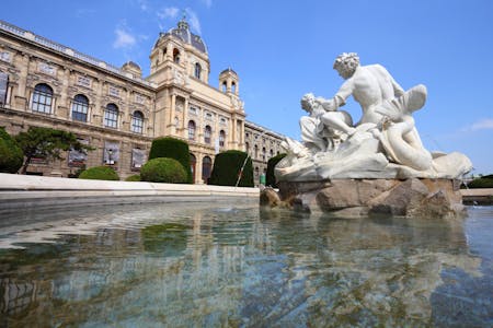 Lähinäkymää Luonnontieteellisestä museosta Wienissä, jonka edustalla suihkulähde ja patsas