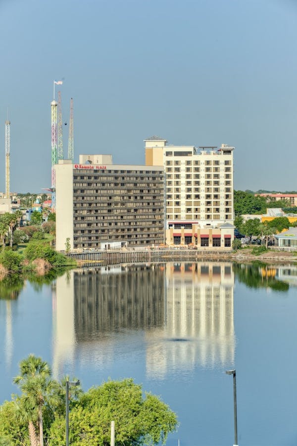 Hotellipaketti Ramada Plaza by Wyndham Orlando Resort & Suites Intl Drive