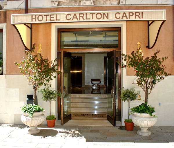 Hotellipaketti Carlton Capri Hotel