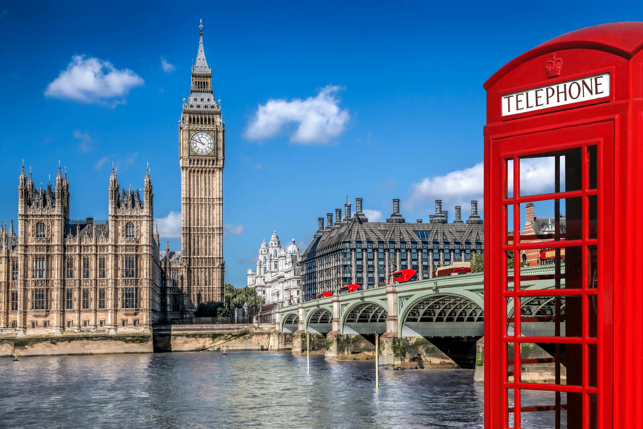 Kaupunkinäkymä Lontoosta, jossa näkyy Big Ben ja punainen puhelinkoppi.