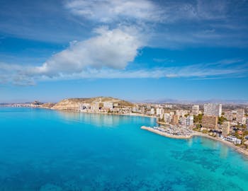 Merinäkymä Playa de la Albufereta rannasta Espanjan Alicantesta