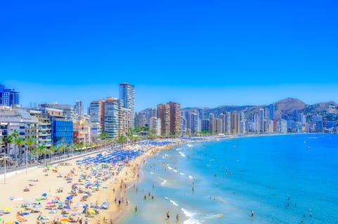 Benidorm rantamaisema. Ihmisia rannalla ja rakennuksia taustalla