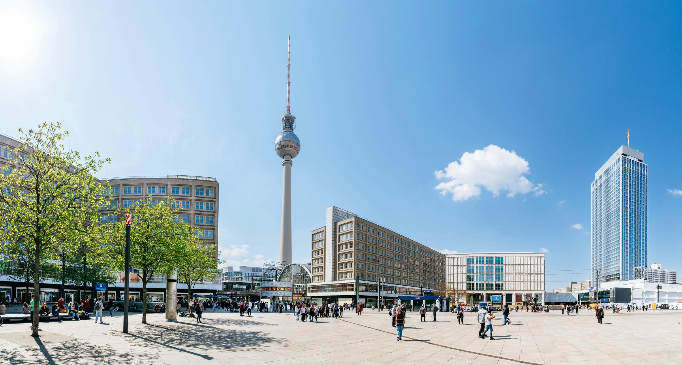 Kaupunkinäkymä, jossa on Alexanderplatz aukio