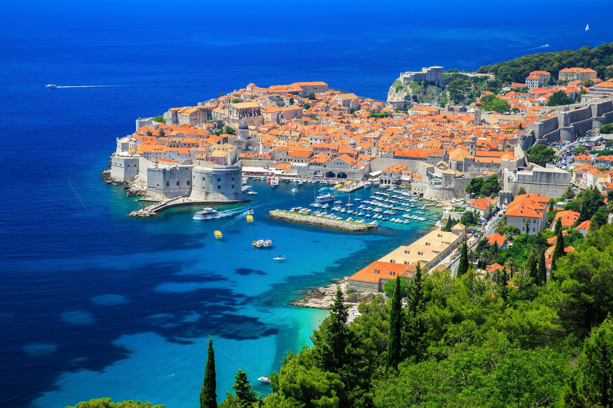 Maisemanäkymää Dubrovnikin kaupungista turkoosin meren edustalla