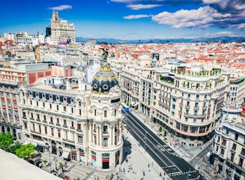 Kaupunkinäkymä Madridista. Näkymässä rakennuksia ja Metropolis maamerkki