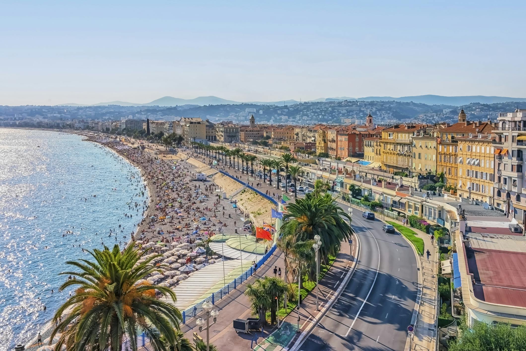 Ilmanäkymä Nizzan rantapromenadista. Näkymässä näkyy lisäksi rakennuksia ja liikennettä
