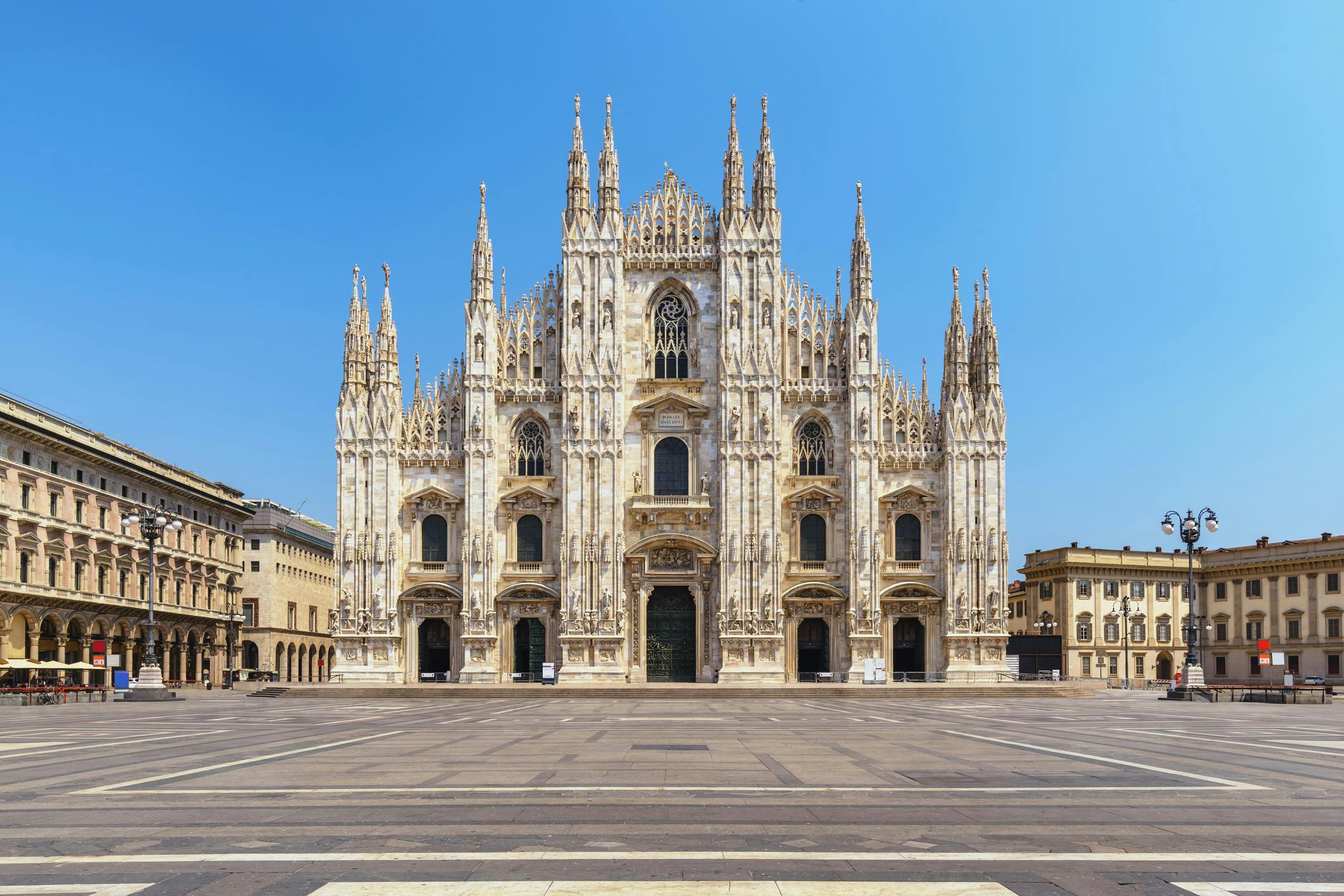 Näkymässä Duomo di Milano katolinen kirkko edestäpäin katsottuna päiväsaikaan,