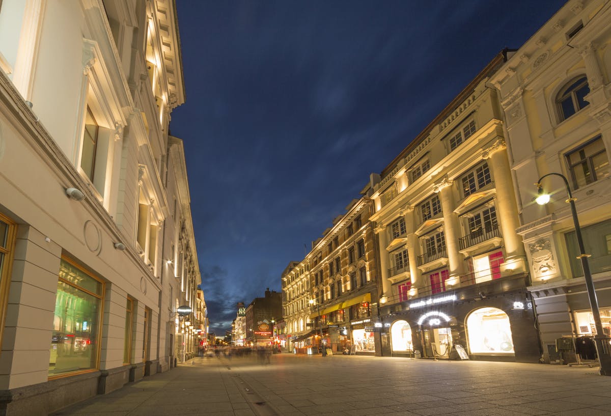 Karl Johans Gate katukuva illalla, Oslo, Norja