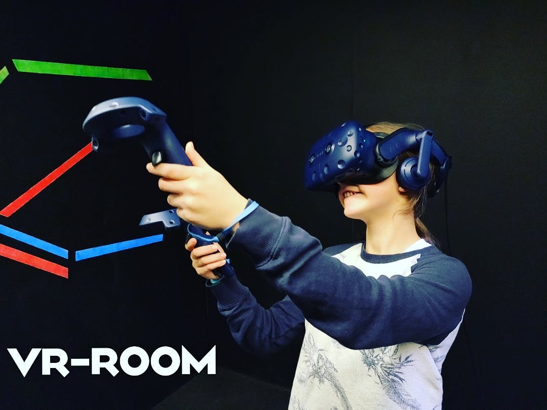 VR-laseilla pelaava poika.
